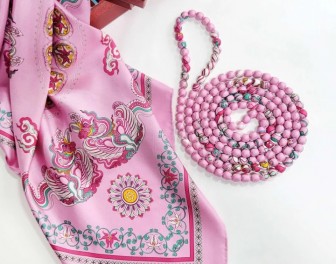 Square vs Long Silk Scarf: Which Makes a Better Gift?